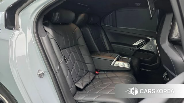 BMW i7 (G70) 2023 Серебристо-серый из Кореи, фото 2