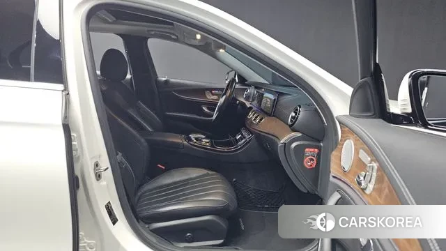 Mercedes-Benz E-Class W213 2018 Белый из Кореи, фото 2