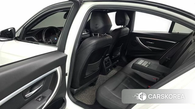 BMW 3 Series (F30) 2018 Белый из Кореи, фото 2