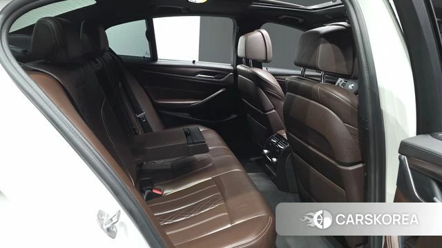 BMW 5 Series (G30) 2018 Белый из Кореи, фото 2
