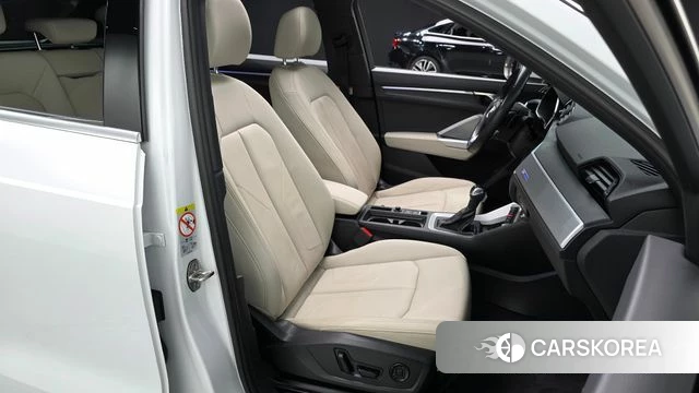 Audi Q3 (F3) 2023 Белый из Кореи, фото 3