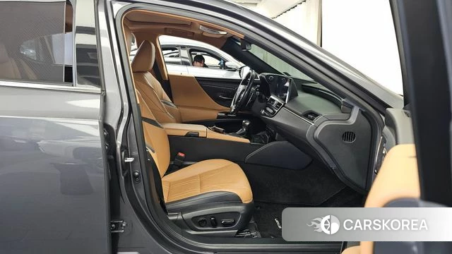 Lexus ES300h 7th generation 2021 Серый из Кореи, фото 2