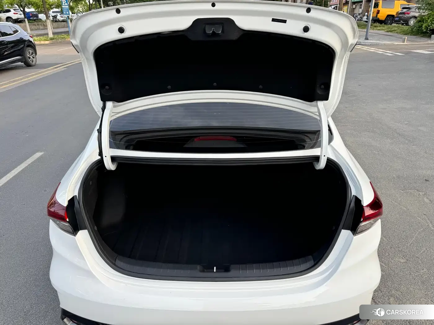 Kia K3 2024 Белый из Китая, фото 2