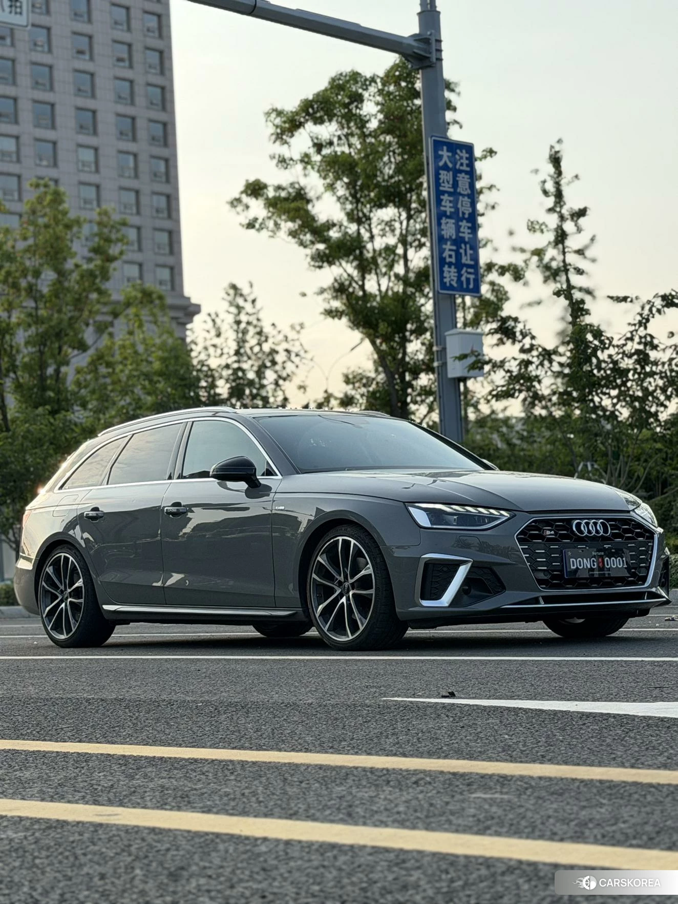 Audi A4L 2021 Темно-серый из Китая, фото 2