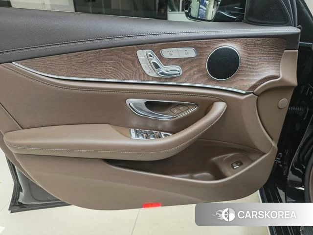 Mercedes-Benz E-Class 2023 Черный из Китая, фото 2