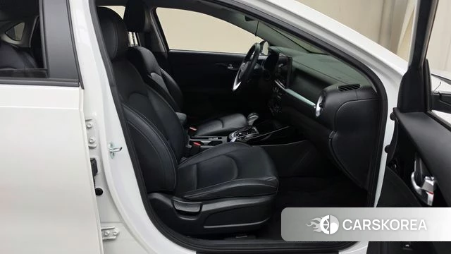 Kia The New K3 2nd generation 2022 Белый из Кореи, фото 2