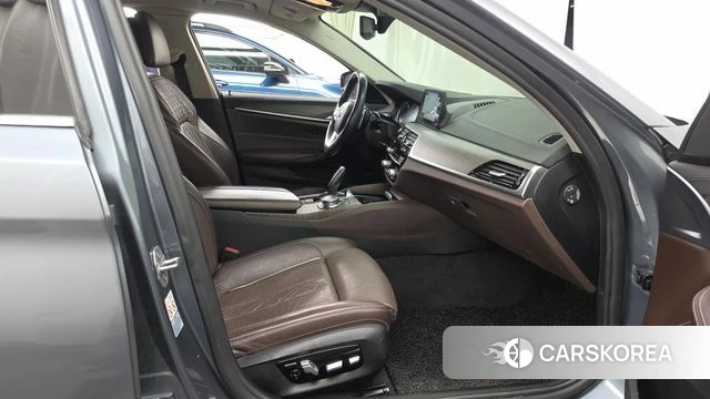 BMW 5 Series (G30) 2018 Серебристо-серый из Кореи, фото 2
