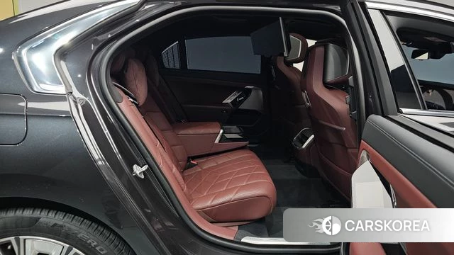 BMW 7 Series (G70) 2023 Серый из Кореи, фото 3