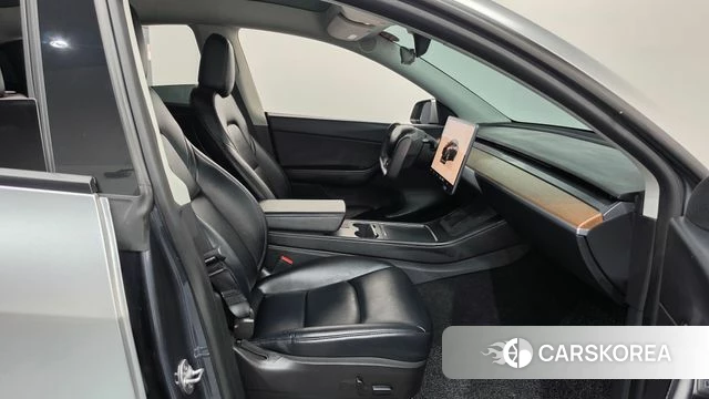 Tesla Model Y 2022 Серебряный из Кореи, фото 2