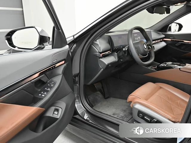 BMW 5 Series (G60) 2023 Серый из Кореи, фото 2