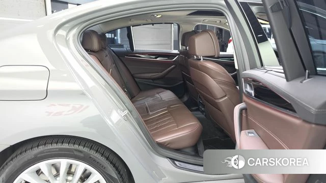 BMW 5 Series (G30) 2022 Серебристо-серый из Кореи, фото 2