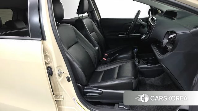 Toyota Prius C 2018 Жемчужный цвет из Кореи, фото 2
