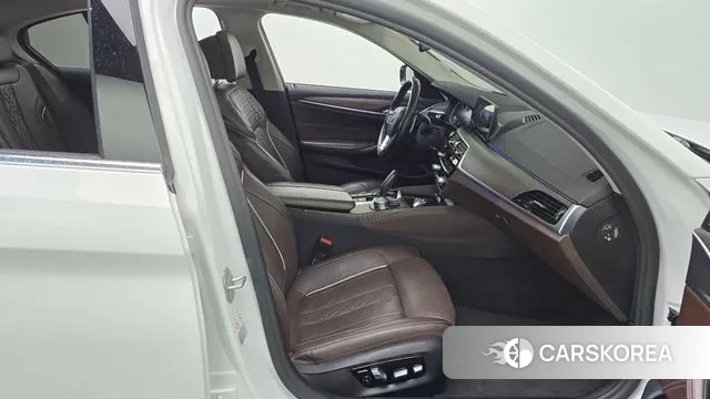 BMW 5 Series (G30) 2018 Белый из Кореи, фото 2