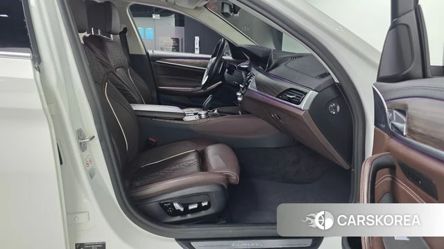 BMW 5 Series (G30) 2019 Белый из Кореи, фото 2