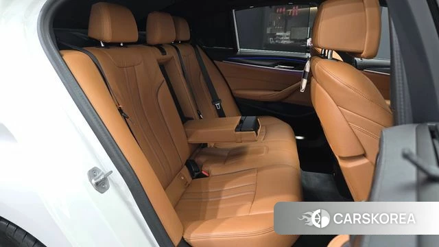 BMW 5 Series (G30) 2023 Белый из Кореи, фото 3