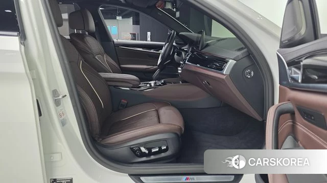 BMW 5 Series (G30) 2023 Белый из Кореи, фото 2