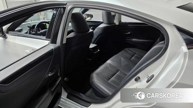 Lexus ES300h 7th generation 2020 Белый из Кореи, фото 2