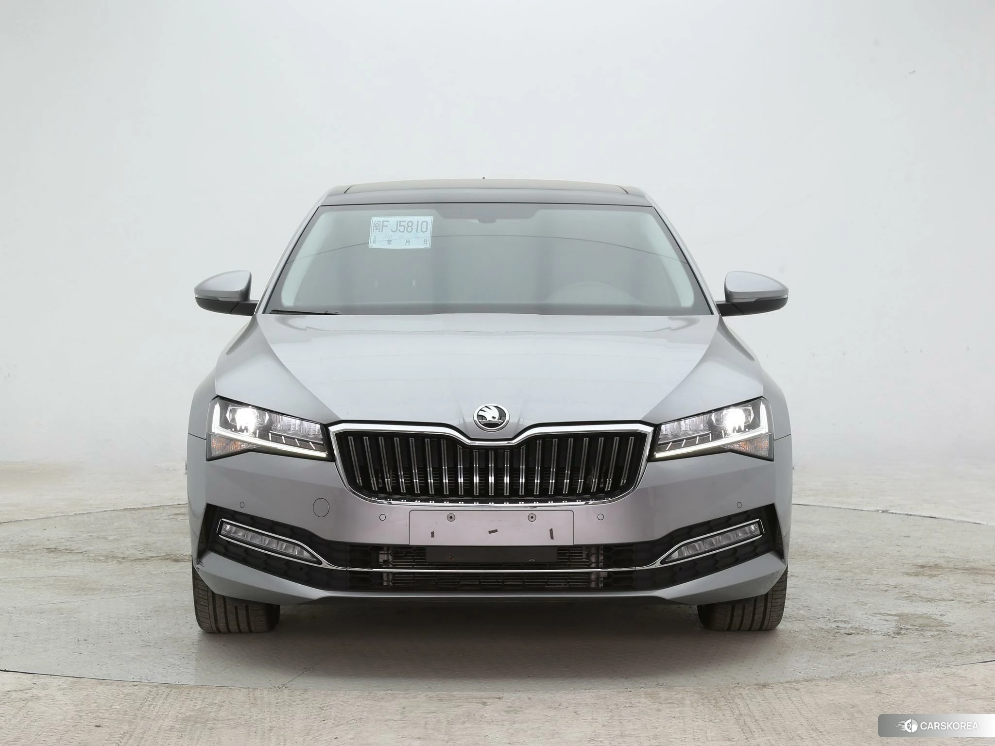Skoda Superb 2023 Серебристо-серый из Китая, фото 2