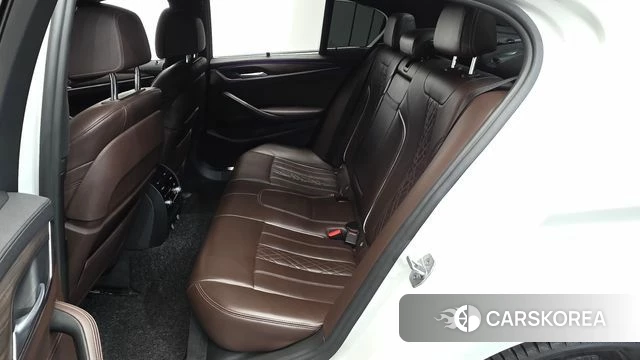 BMW 5 Series (G30) 2018 Белый из Кореи, фото 2