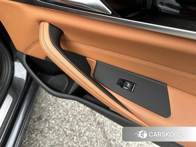 BMW 5 Series (G30) 2018 Серый из Кореи, фото 2
