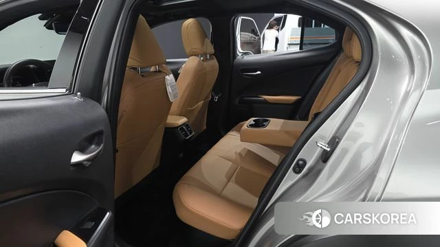 Lexus UX250h 2023 Серебристо-серый из Кореи, фото 2