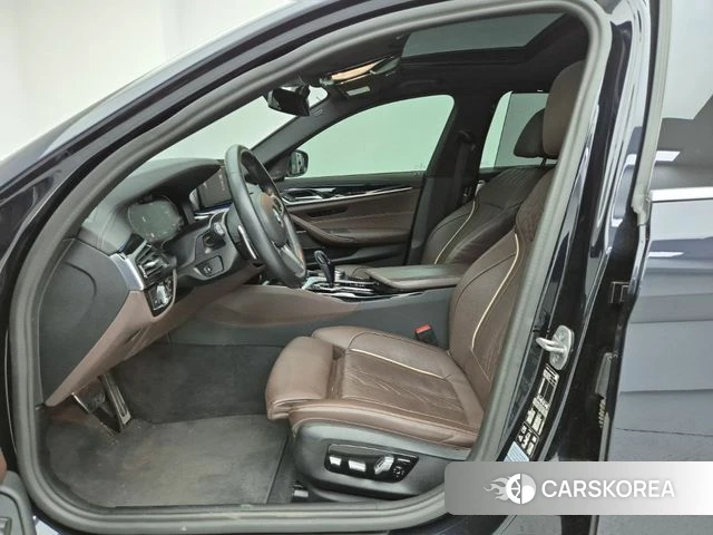BMW 5 Series (G30) 2022 Черный из Кореи, фото 2