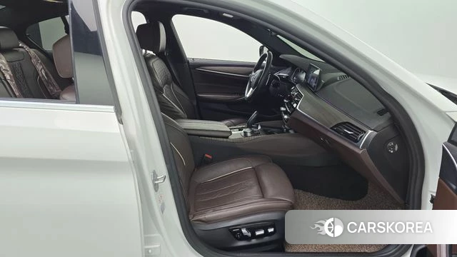 BMW 5 Series (G30) 2018 Белый из Кореи, фото 2