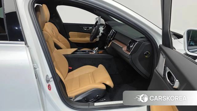 Volvo S60 3rd generation 2024 Белый из Кореи, фото 2
