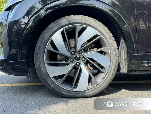 Audi Q5L 2022 Черный из Китая, фото 2