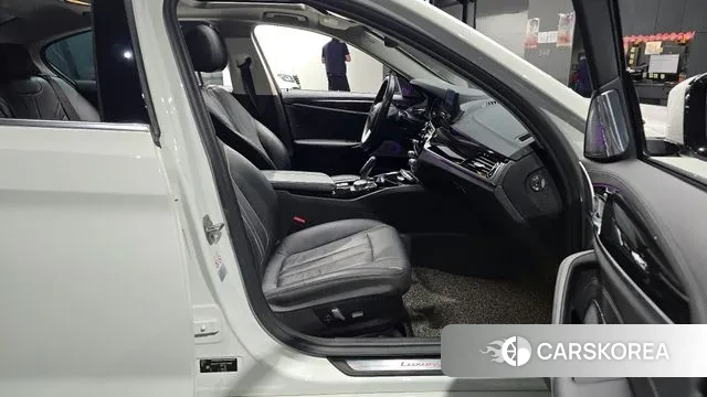 BMW 5 Series (G30) 2018 Белый из Кореи, фото 2