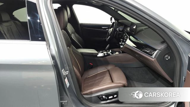 BMW 5 Series (G30) 2022 Серебристо-серый из Кореи, фото 2