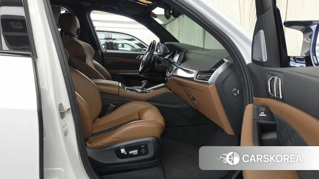 BMW X5M (G05) 2023 Белый из Кореи, фото 2