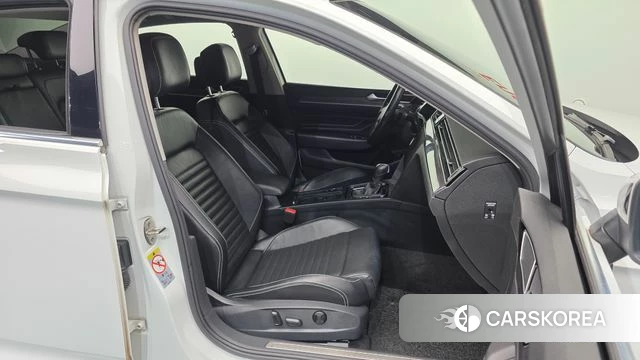 Volkswagen Passat GT (B8) 2021 Белый из Кореи, фото 2