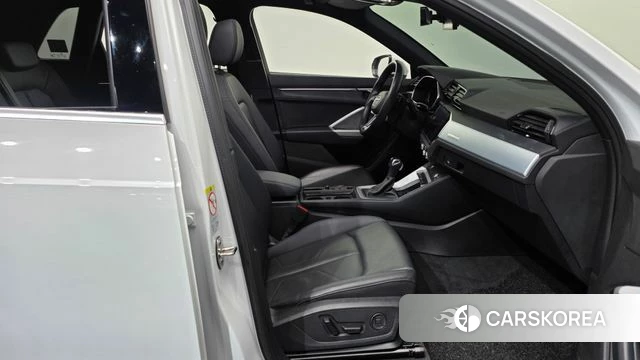 Audi Q3 (F3) 2023 Белый из Кореи, фото 2