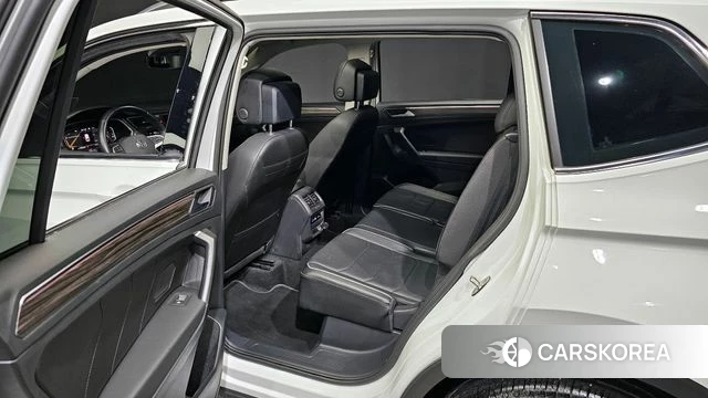 Volkswagen Tiguan Allspace 2023 Белый из Кореи, фото 2