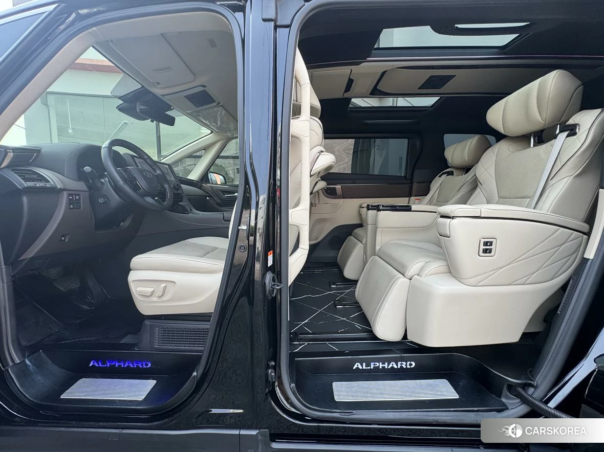 Toyota Alphard 2023 Черный из Китая, фото 2