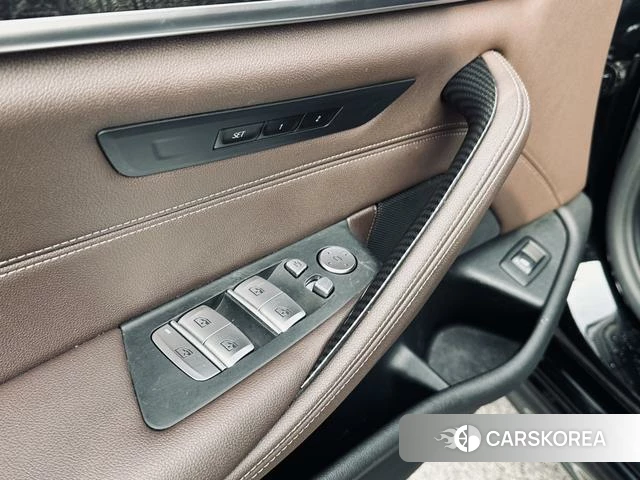 BMW 5 series 2020 Черный из Китая, фото 2