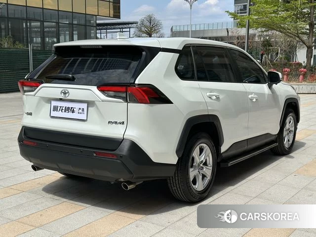 Toyota RAV4 2021 Белый из Китая, фото 2