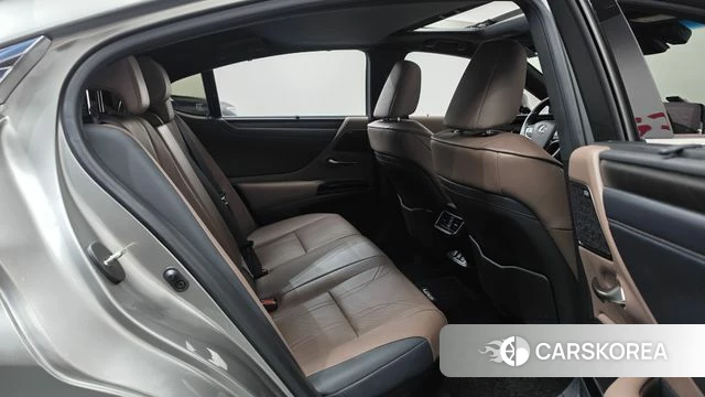 Lexus ES300h 7th generation 2024 Серебристо-серый из Кореи, фото 2