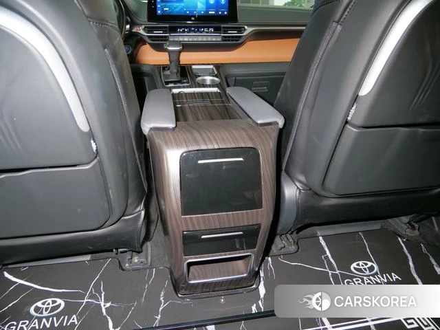 Toyota Granvia 2023 Черный из Китая, фото 2