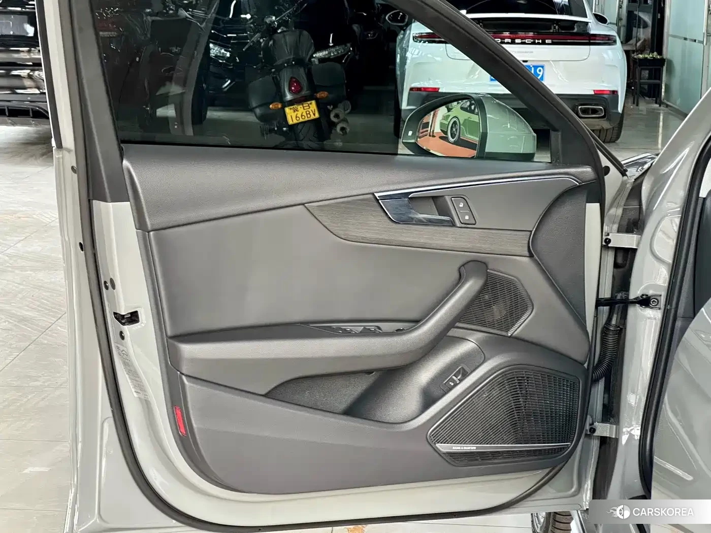 Audi A4L 2022 Silver/gray из Китая, фото 2