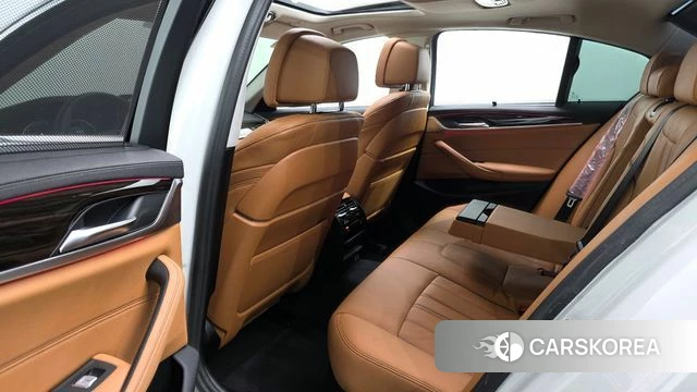 BMW 5 Series (G30) 2023 Белый из Кореи, фото 2