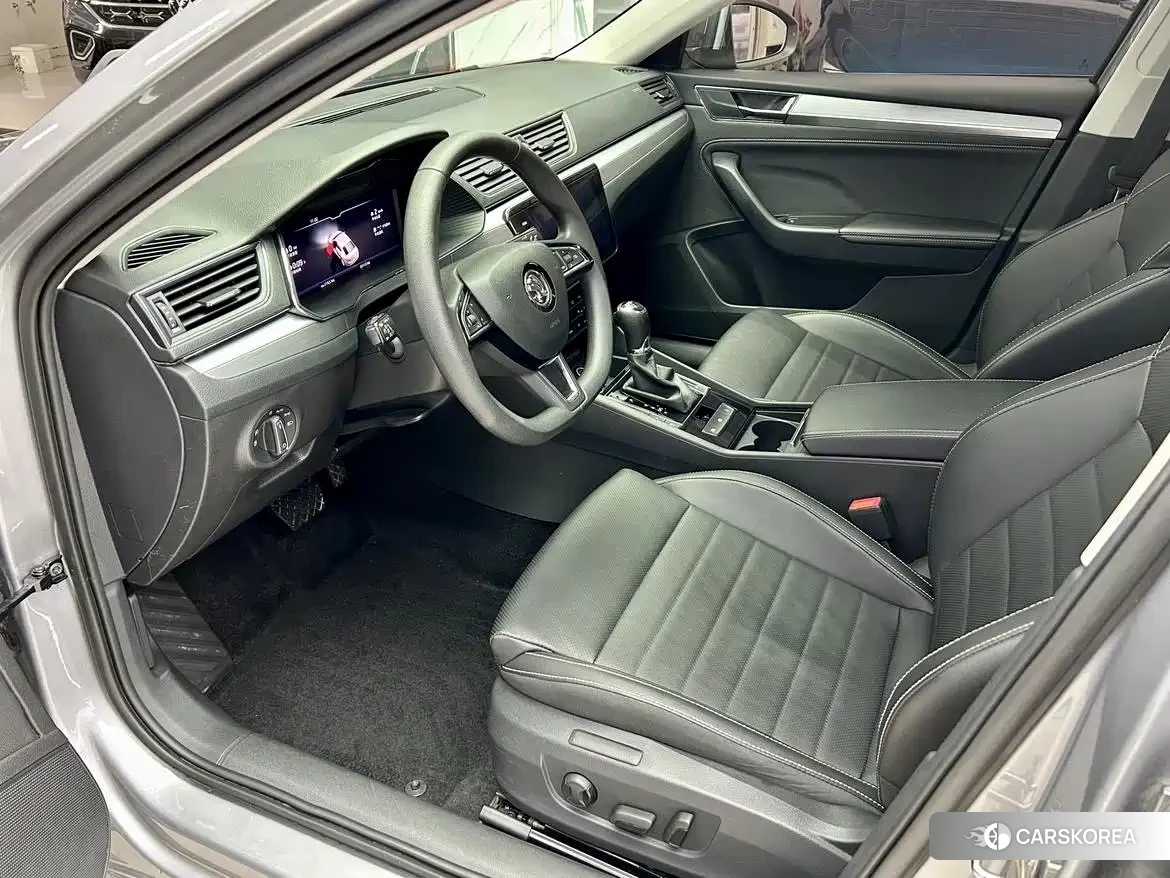 Skoda Superb 2023 Silver/gray из Китая, фото 2