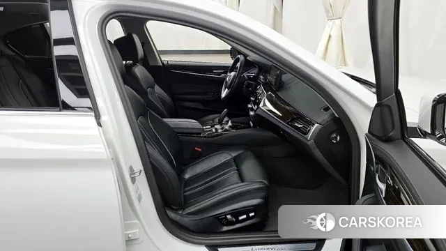 BMW 5 Series (G30) 2023 Белый из Кореи, фото 2