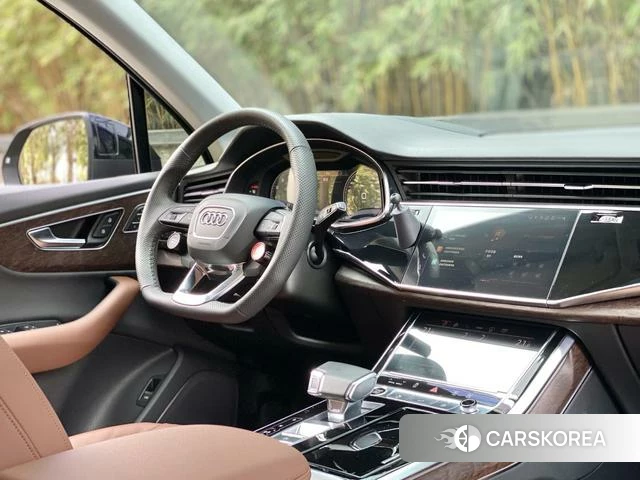 Audi Q7 2021 Черный из Китая, фото 2