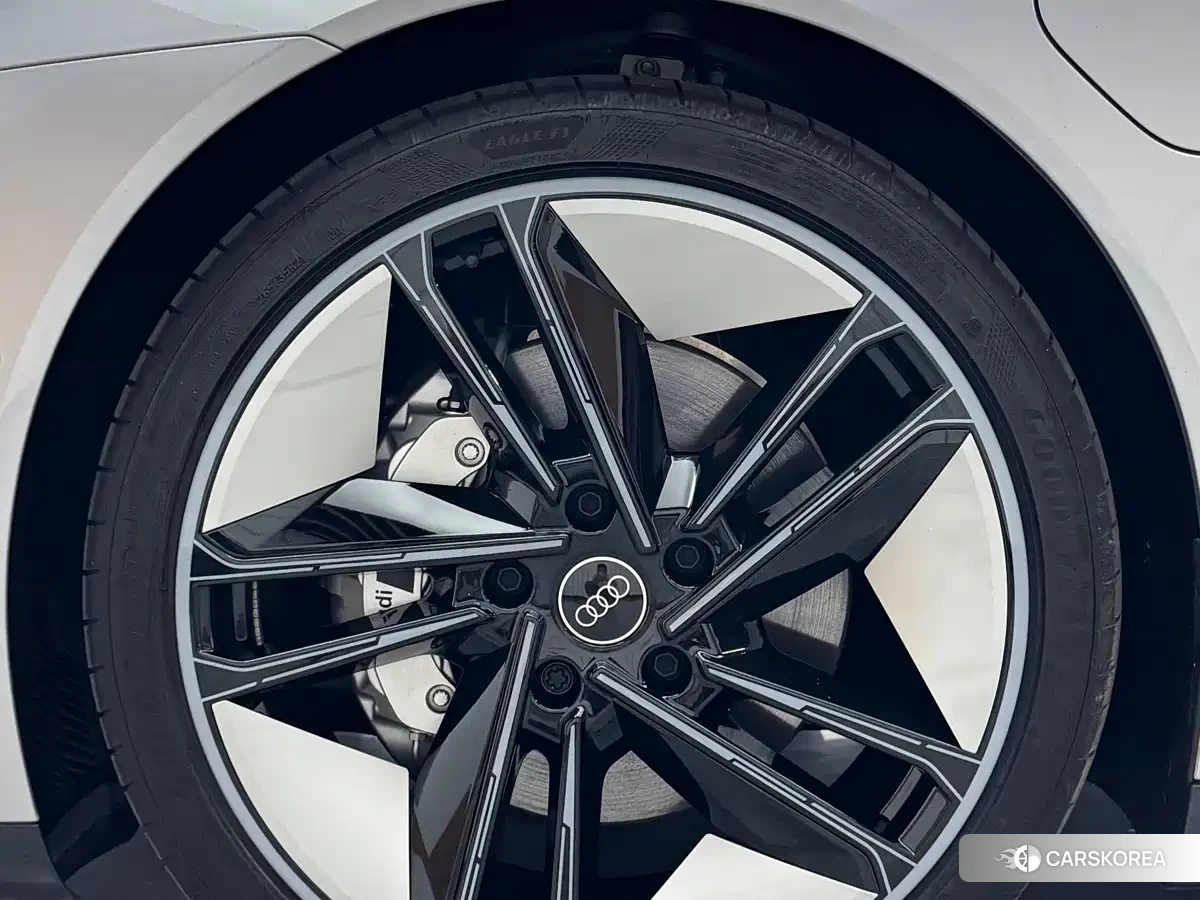 Audi e-tron 2024 Silver/gray из Китая, фото 2