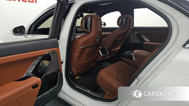 BMW 7 Series (G70) 2025 Белый из Кореи, фото 2