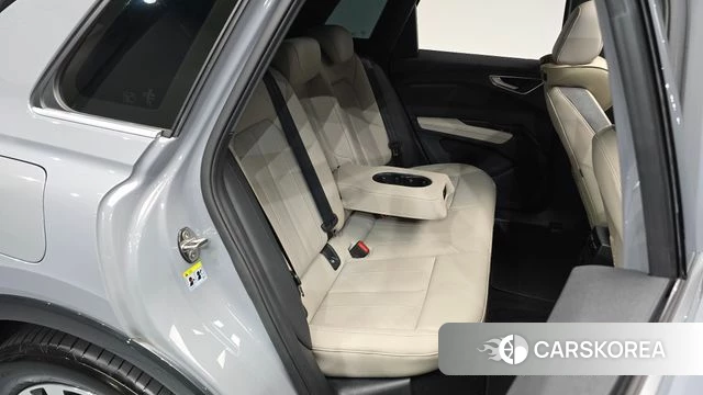 Audi Q4 e-Tron (F4) 2025 Серый из Кореи, фото 2