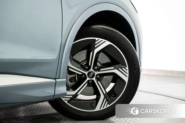 Audi Q4 2024 Синий из Китая, фото 2