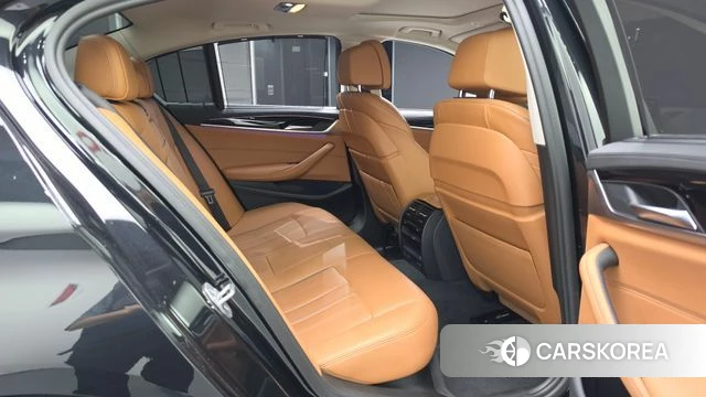 BMW 5 Series (G30) 2022 Черный из Кореи, фото 2